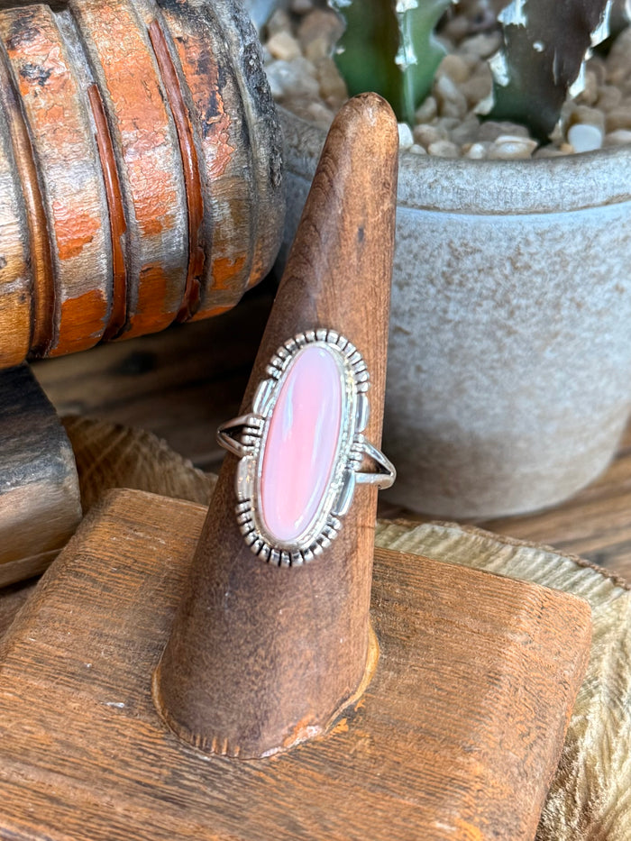 Sterling silver oval pink conch shell ring with rope-like edge, size 7, side view
