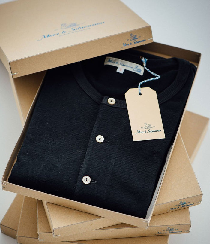 Merz b. Schwanen 'The Originals' 207 Short Sleeve Henley - Deep Black